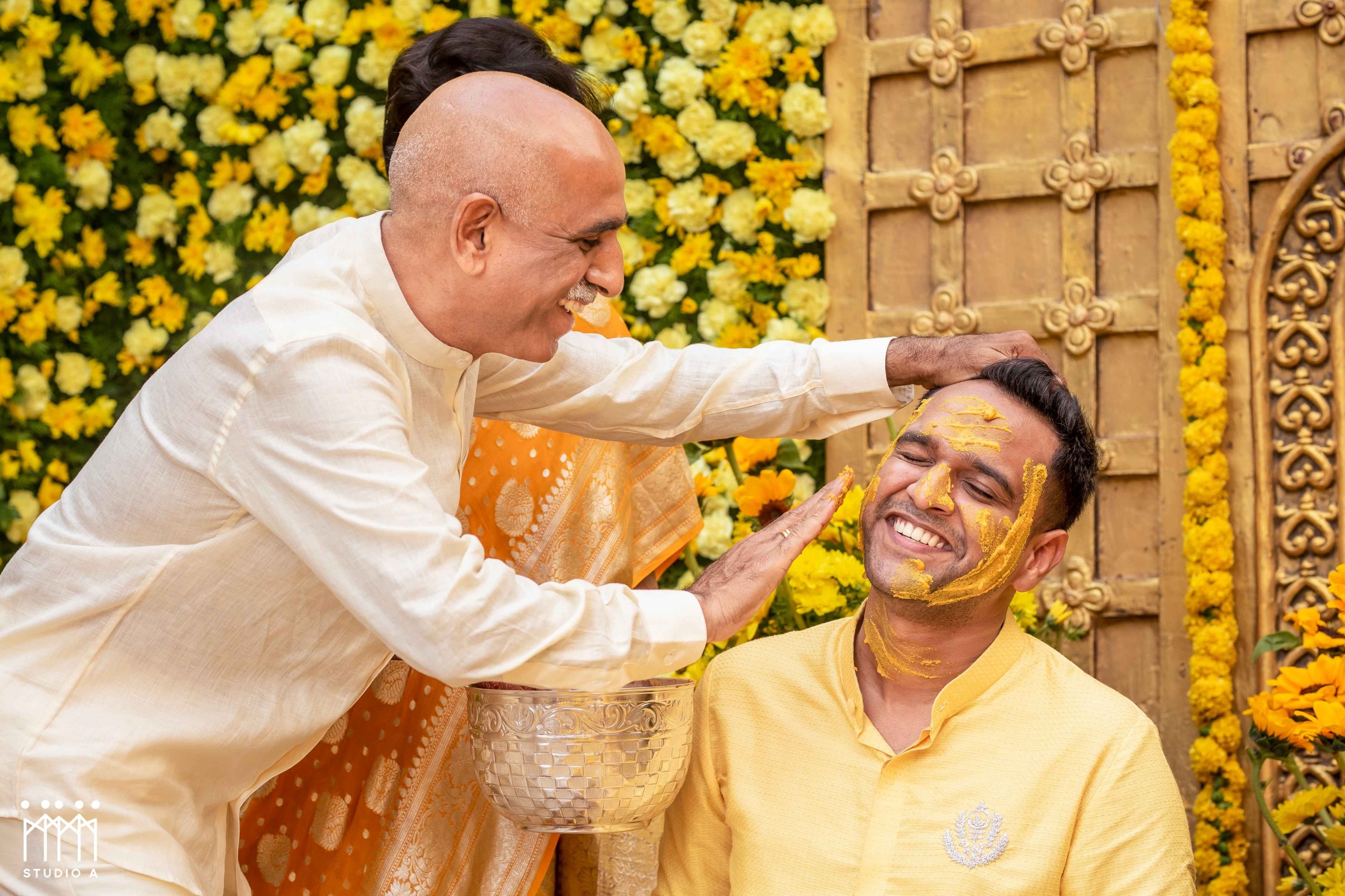 Best Haldi photos | Best Wedding Photographers in India - KnotsbyAMP